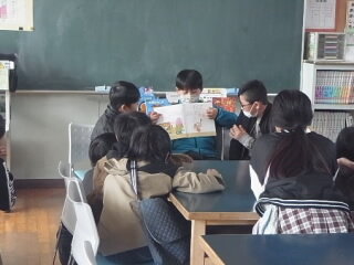 20251107yomikikase001.jpg