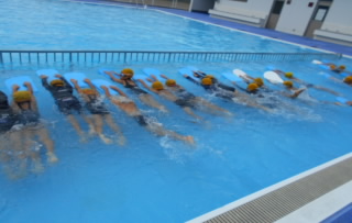 1年水泳指導2.jpg