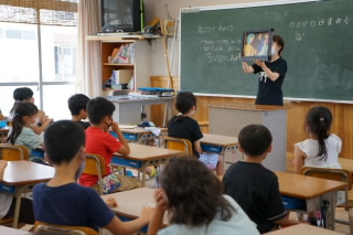 2年生 読み聞かせ 神谷先生.jpg
