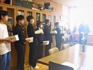 ノート贈呈①HP用.JPG